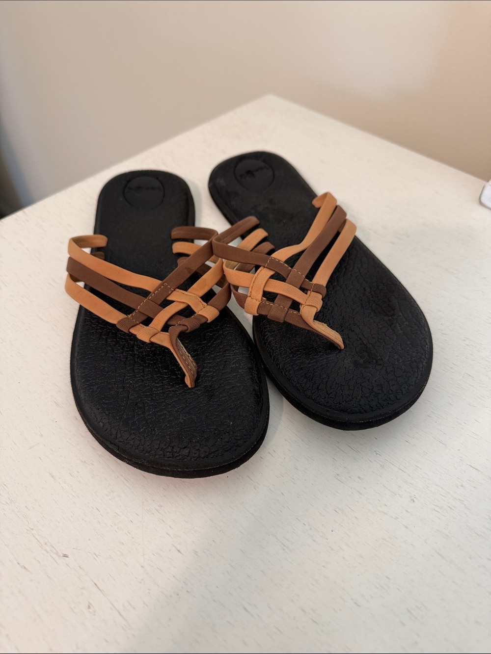 Sanuk Women’s Tan and Brown Yoga T-Strap Salty Sandals / Size 7 / Good Condition